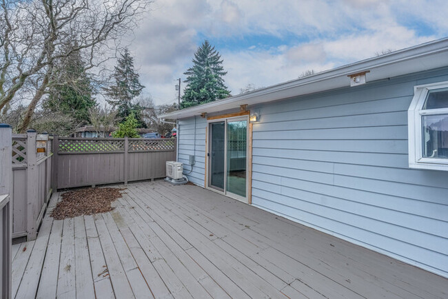 Building Photo - LARGE FOUR BEDROOM HOME WITH TWO KITCHENS