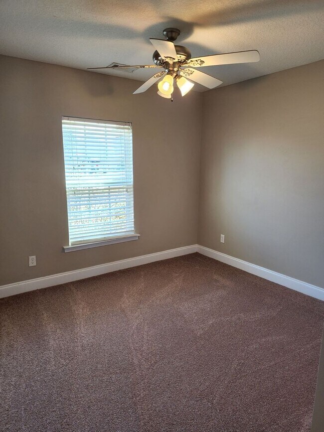 Building Photo - 114 Miller St NE