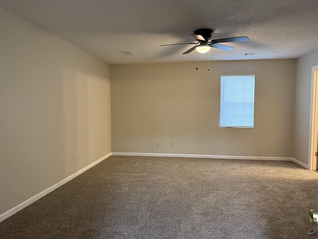 Building Photo - 118 S Springs Dr