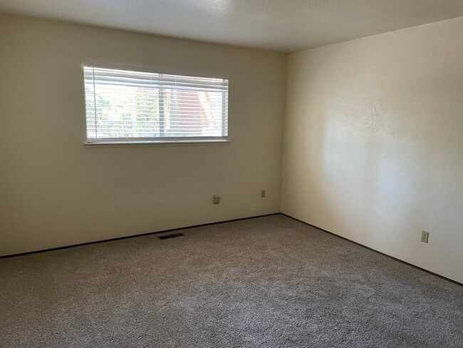 Building Photo - Great Location - Al Tahoe Home with Upgrades