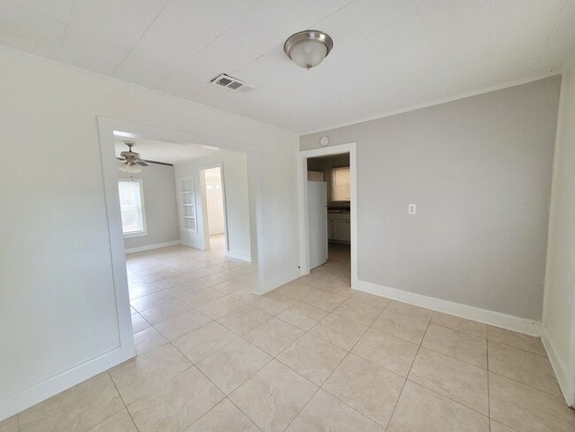 Building Photo - 369 Lincoln Ave