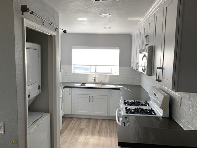 Building Photo - BEAUTIFUL "HILLCREST VILLAGE"  CONDOMINIUM HOME WITH GARAGE