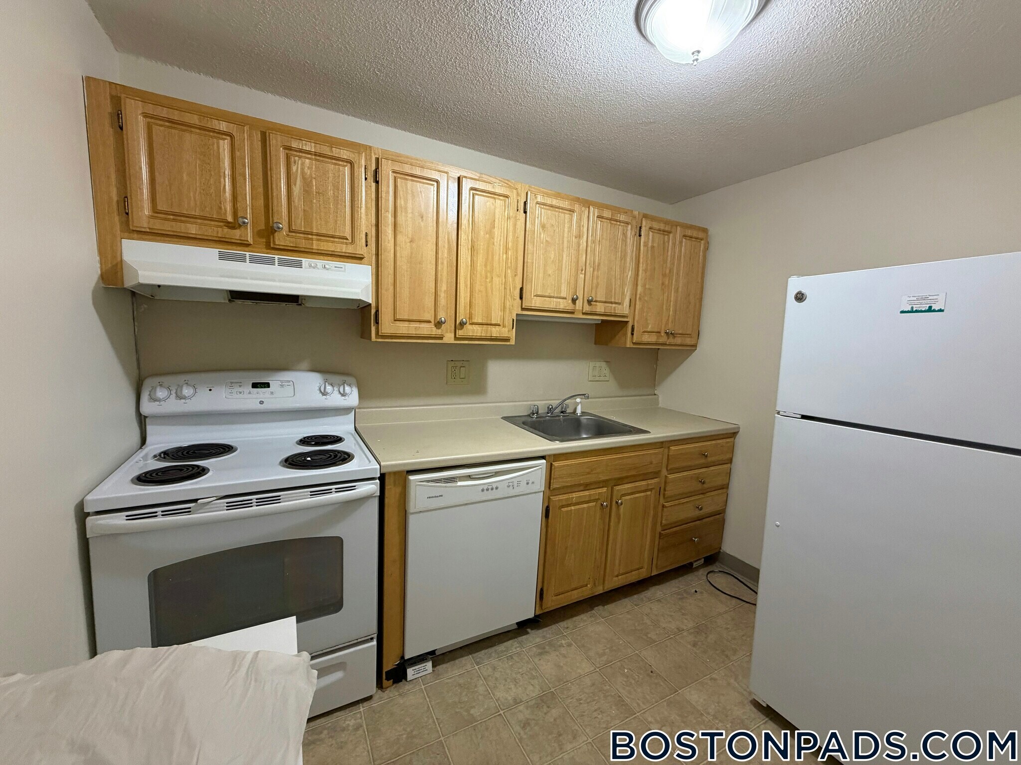 Building Photo - 122 Dustin St