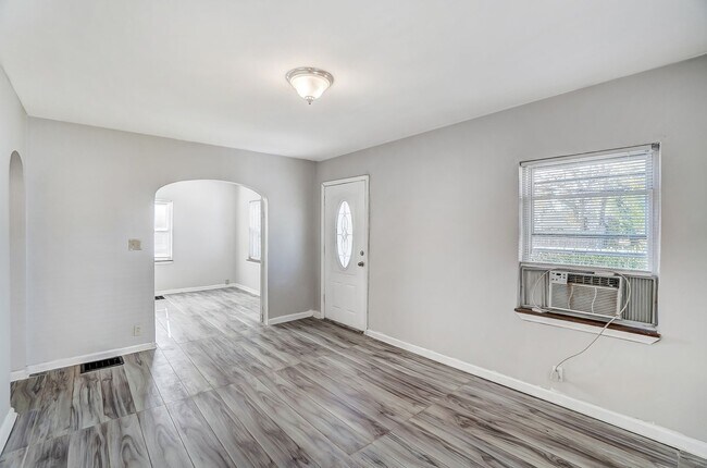 Building Photo - 5914 Lantana Ave