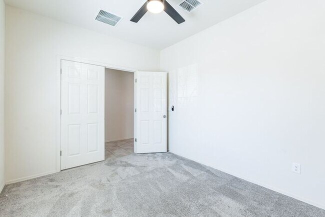 Building Photo - Pending/ Rented - Discover the perfect blend of comfort and style in Gladden Farms