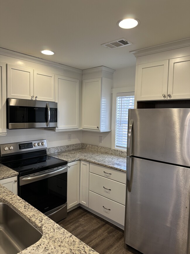 Building Photo - 95 Valley Dr