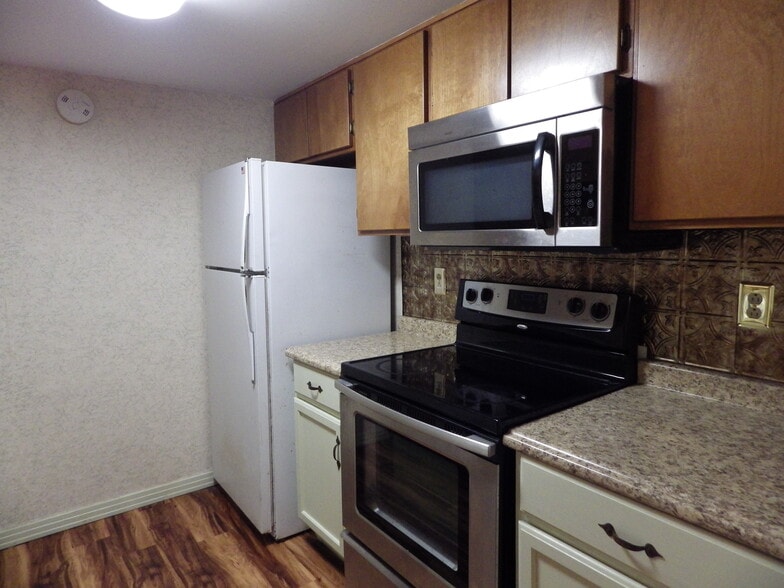 Kitchen - 510 E Gillespie St