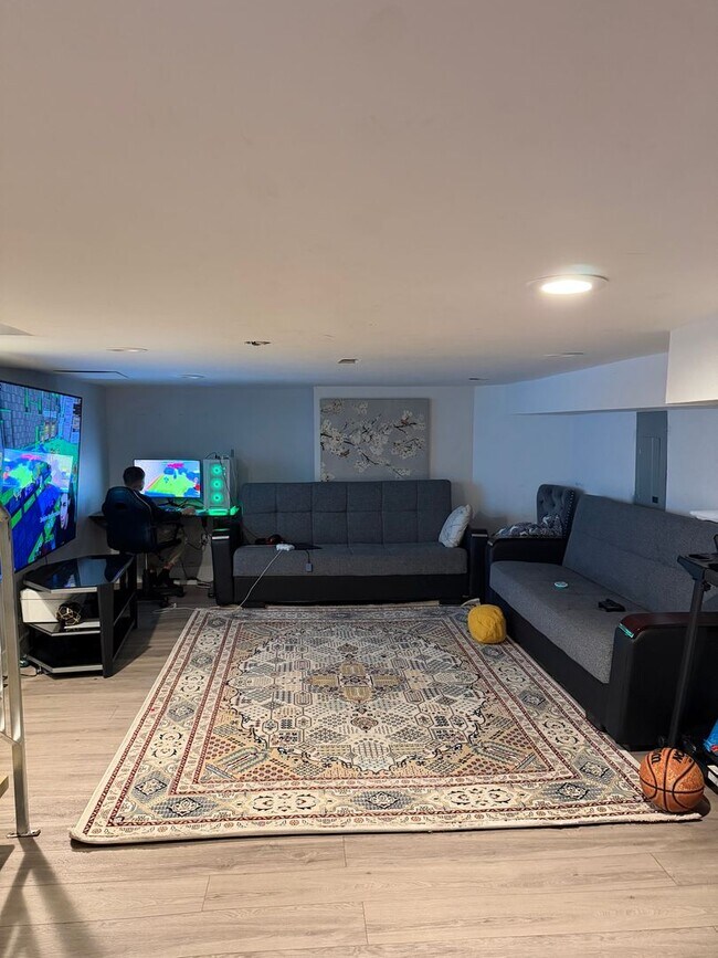 Building Photo - Move-In Ready 4BR Home in the Heart of Port Richmond!