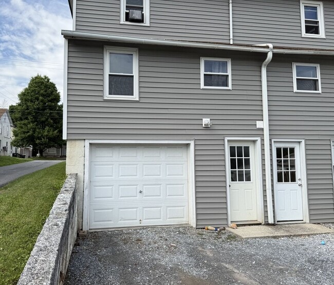 Building Photo - Modern 2 bedroom End-of-Row Townhome in Rothsville - w/ Garage & In Unit Laundry!