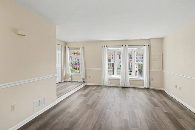 Building Photo - Beautiful Spacious Townhome
