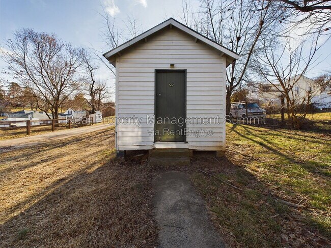 Building Photo - 2408 Poplar St