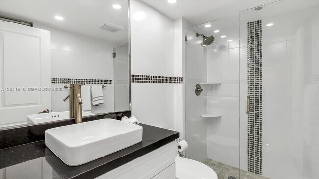 Building Photo - 3140 S Ocean Dr