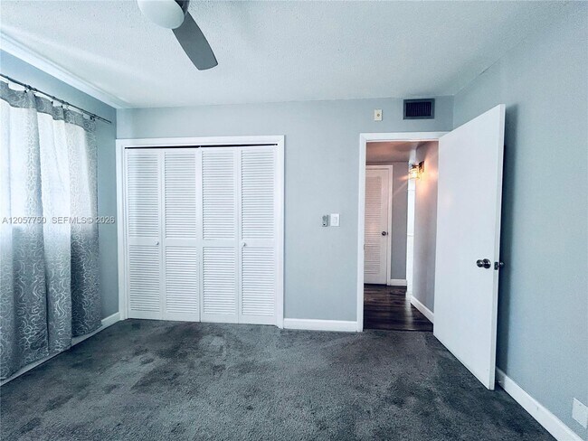 Building Photo - 2300 Park Ln