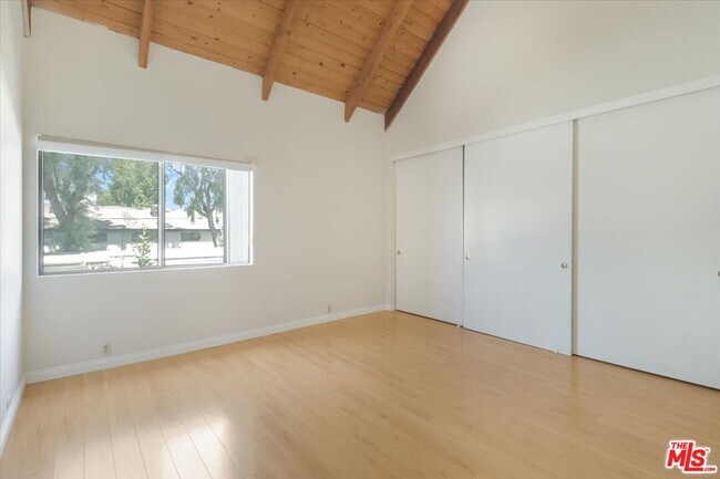 Building Photo - 449 W Duarte Rd