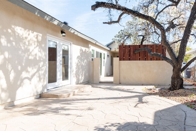 Building Photo - 4 Bedroom, 2 Bath House with Garage