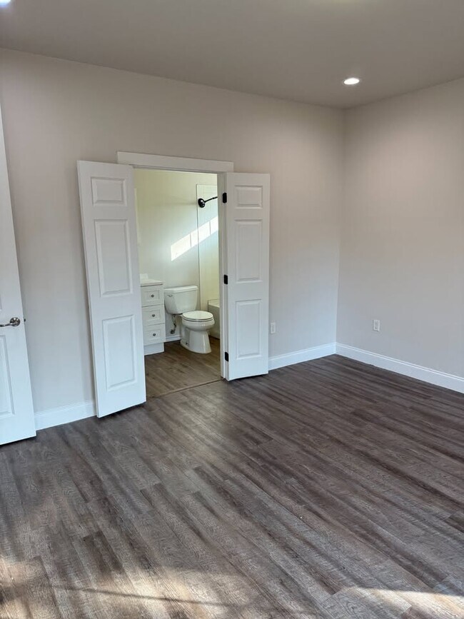 Building Photo - 324 Cummings St