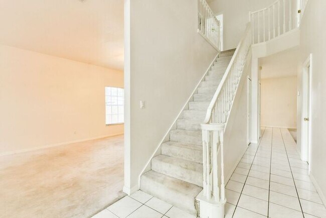 Building Photo - Beautiful Lake front home in West Kissimmee