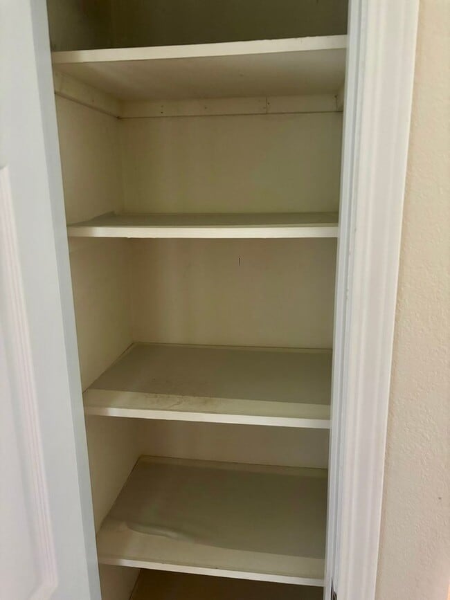 Building Photo - Light, Bright, Immaculate and lightly furnished 1 bd 1 ba condo in Walnut Creek- Keys Condo's