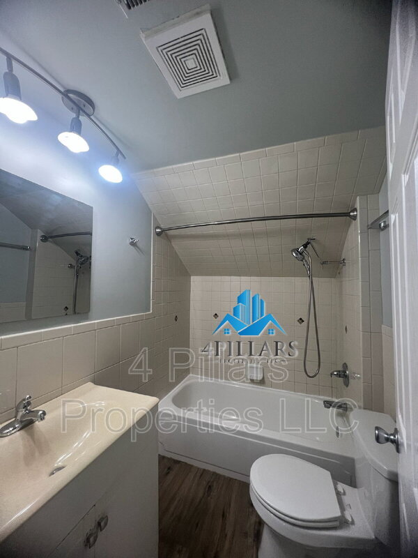 Building Photo - 162 W Commercial Ave