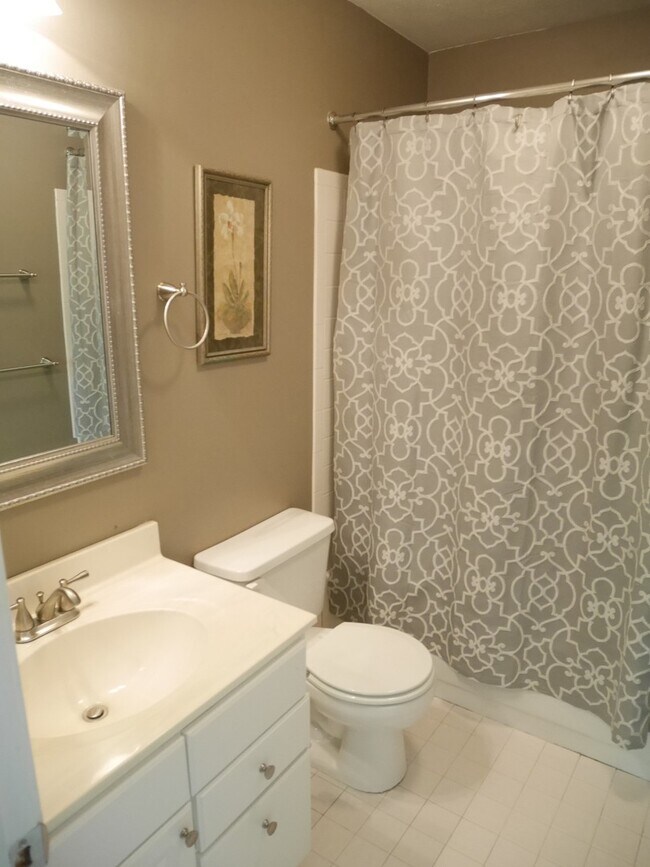 Building Photo - Generous 2 Bedroom Townhome in Baltimore!