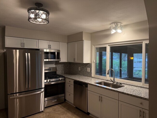 Building Photo - 3 Bedroom 3.5 Bathroom Home In Ballwin