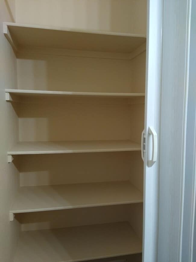 Building Photo - Super 2 Bedroom 2 Bath Townhome with 2 Car Garage Near Aurora Hills Golf Course