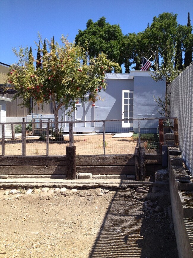 Building Photo - Centrally Located 3/1