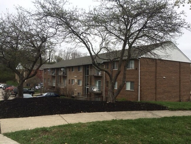 Building Photo - Updated 2 Bedroom Units with w/d hookup in...