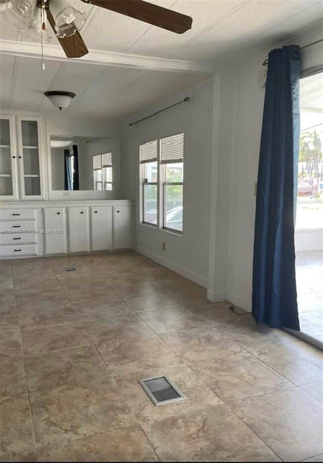 Building Photo - 613 N Emerald Dr