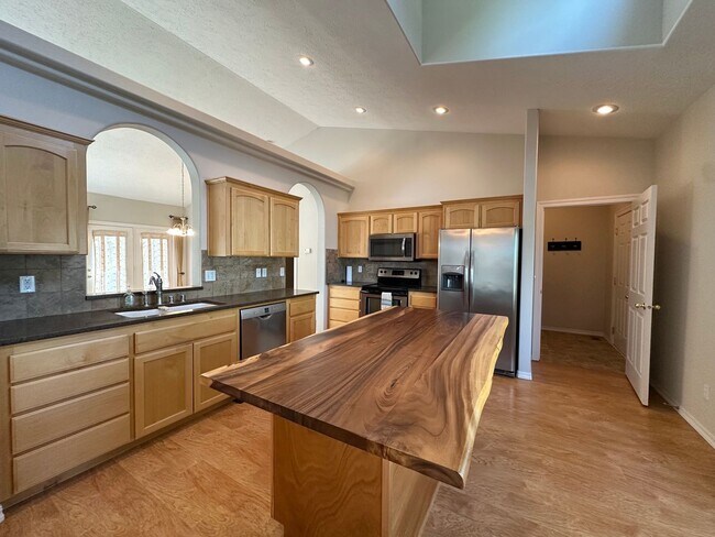 Building Photo - Spacious One-Level Living – 3 Bedrooms, 2 Baths, Central Valley School District