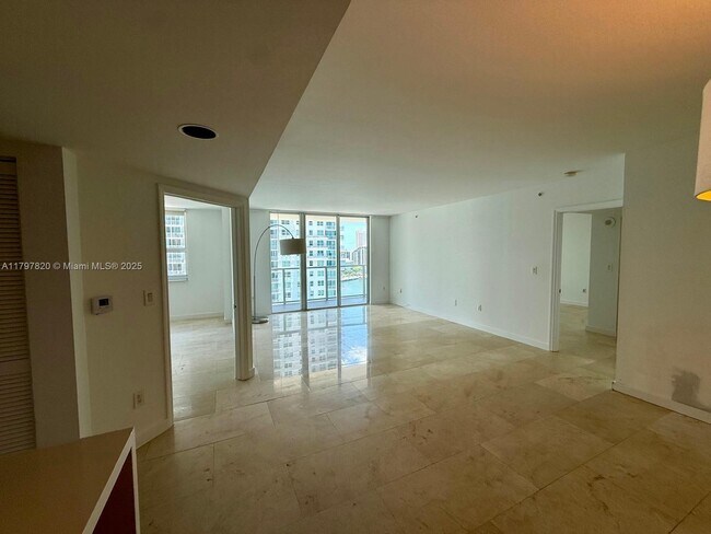 Building Photo - 1155 Brickell Bay Dr