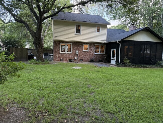 Building Photo - 989 Colonial Dr