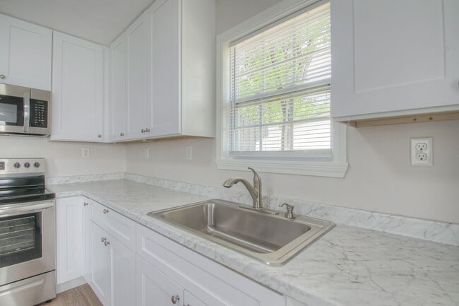 Building Photo - Remodeled 2BR Townhome in Spring Hill