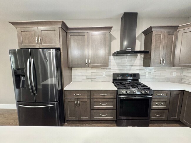 Building Photo - 3 Bed, 3.5 Bath Home w/ 2 Car Garage and Lake Views