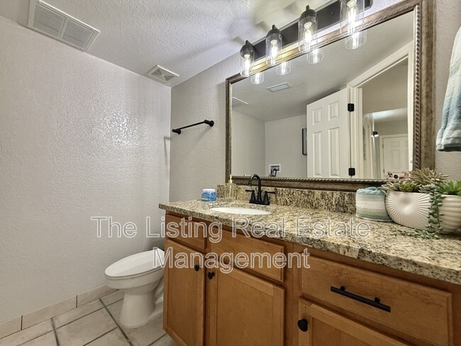 Building Photo - 2954 Sadina St