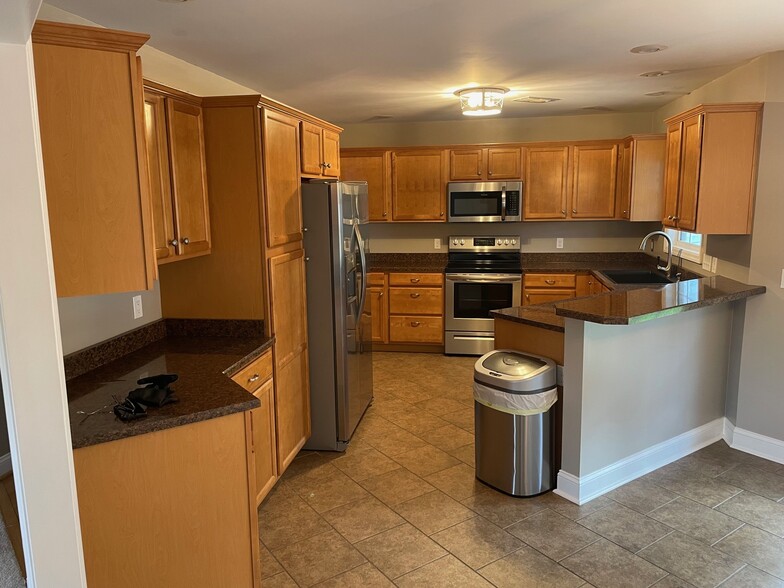 Kitchen - 324 Oxford Cir