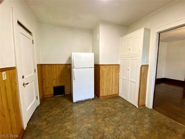 Building Photo - 400 Cloverdale Ave