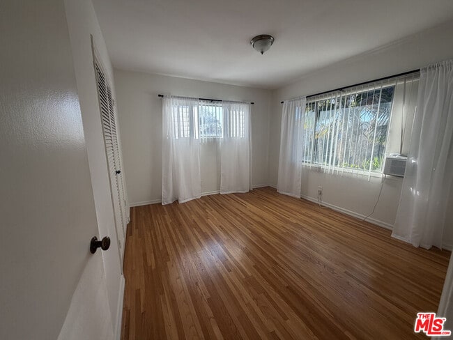 Building Photo - 742 S Plymouth Blvd