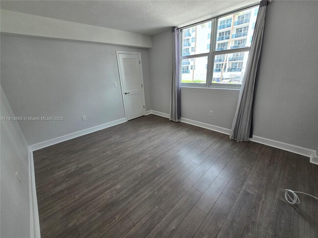 Building Photo - 7501 E Treasure Dr