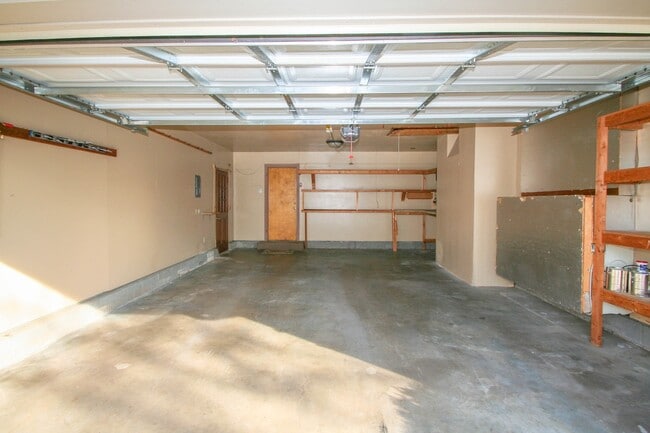 Building Photo - 2 Bed | 2 Bath in South Tulsa!