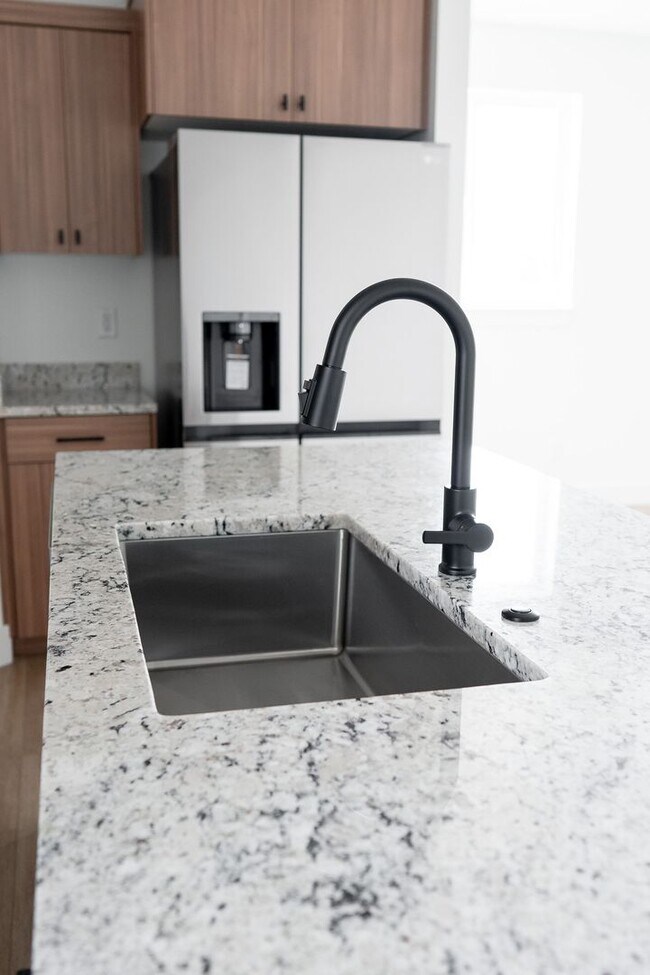 Building Photo - $1,799.00 for this 1 car garage, 2 bed, 2.5 bath