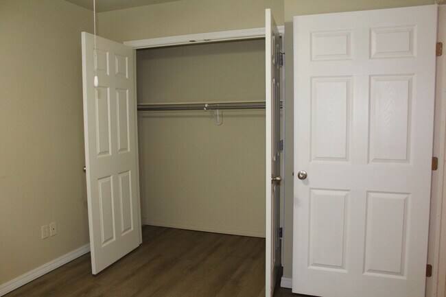 Building Photo - 8410 Cottage Park Dr