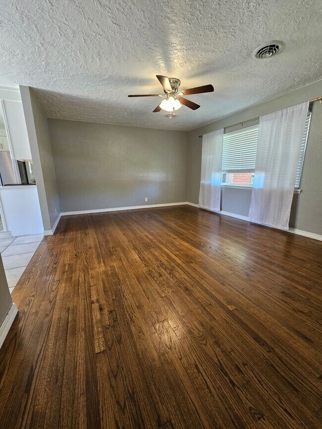Building Photo - (3) Bed/(1.5) Bath in Core Norman Avail NOW!