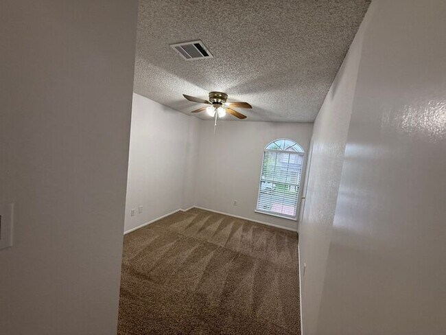 Building Photo - Spacious 3BR Austin Home with Fireplace & ...