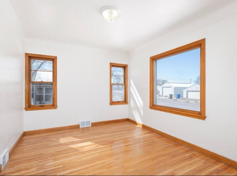 Building Photo - 884 Hyacinth Ave E