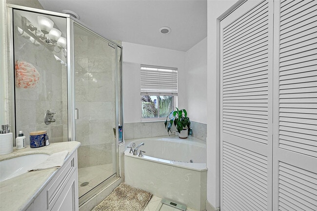 Building Photo - 1614 NE 9th St