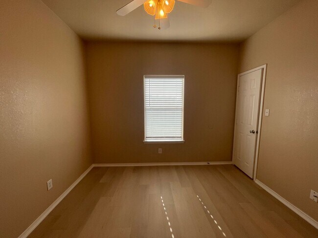 Building Photo - 105-107 Sunburst Court