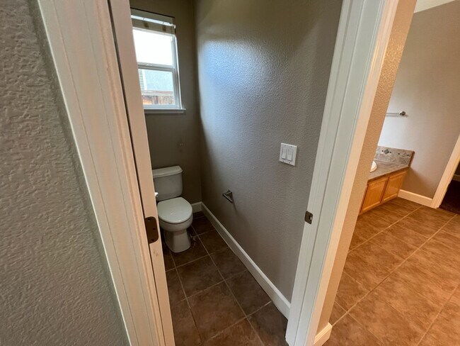 Building Photo - 4 bedroom home with 3 car garage in Patterson!
