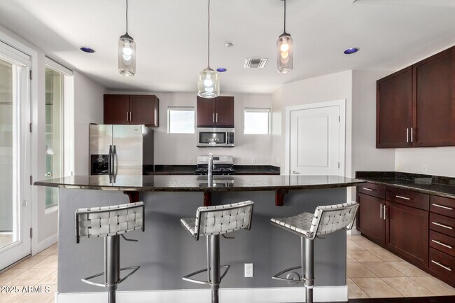 Building Photo - 945 E Playa Del Norte Dr
