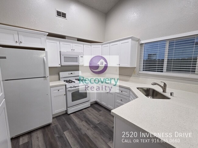 Building Photo - 2520 Inverness Dr